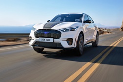 Versão atualizada do Mustang Mach-E inclui novo GT California Special  - Maior autonomia nas versões Premium Extended Range e Clear Exit Assist como equipamento de série