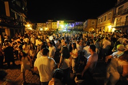 Este sábado, Guimarães veste-se a rigor para a festa do ano: a Noite Branca - A noite de 05 de julho promete ser longa na cidade berço