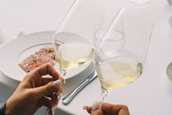Restaurante 1828 promove jantar vínico - Vinhos portugueses e franceses em prova cega