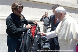 O vice-presidente da Harley-Davidson Mark Hans-Richer ofereceu um blusão de cabedal ao Papa Francisco