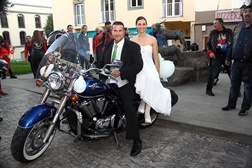 Noivos realizam casamento de moto no Dia dos Namorados