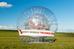A Nissan cria a maior bola Zorb do mundo... com um automóvel lá dentro