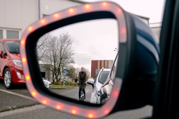 Tecnologia da Ford a prevenir acidente durante a abertura das portas - Com o sistema Exit Warning