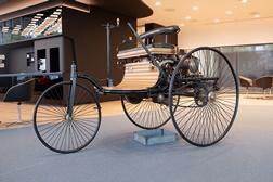 Soc. Com. C. Santos expõe o automóvel mais antigo do mundo - Réplica funcional do Benz Patent Motorwagen