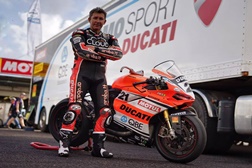Troy Bayliss ataca de novo e regressa à competição