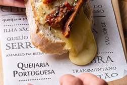 Celebrar o dia mundial do queijo no Mercado Bom Sucesso - Queijaria Portuguesa com evento de degustação no dia 18 de janeiro