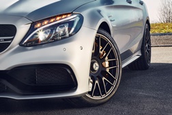 Mercedes-AMG C63 equipado com pneus Dunlop Sport Maxx RT