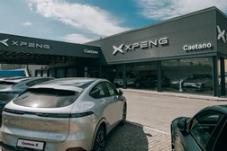 XPENG reforça presença nacional com novo espaço Caetano em Vila Nova de Gaia - Marca quer garantir a cobertura nacional até ao fim do ano