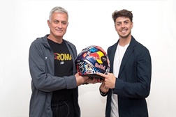 MotoGP, 2022 - DiGiannantonio faz parceria com o AS Roma - DiGia posou juntamente com José Mourinho