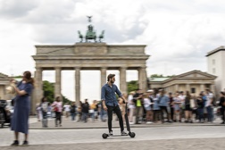 Audi lança a “Scooter” e-tron – diz que pode ser “surf no asfalto” - Combina uma scooter elétrica e um skate