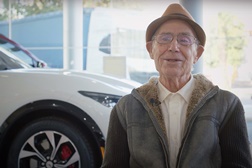 Aos 87 anos decidiu comprar um Ford Mustang Mach-e da Ford - Nunca é demasiado tarde