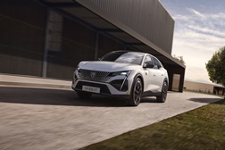 Peugeot completa a gama EV com o novo Peugeot e-408 - Fastback elétrico com 157 kW/210 CV e bateria de 58,2 kWh