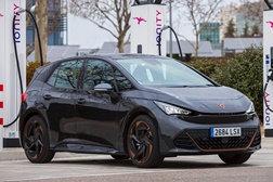 CUPRA Born torna carregamento mais fácil e mais conveniente - Tecnologia Plug & Charge