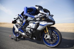 Nova versão do Motobot terá capacidade para guiar a esportiva R1 em uma pista a mais de 200 km/h