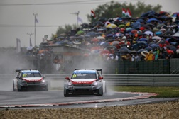 Sebastien Loeb impõe-se sob chuva torrencial