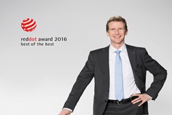 Constantin Batsch mostra o pneu Conti Hybrid HT3 445/45 R 19.5, que venceu o "Red Dot: Best of the Best", o seu segundo prémio de design.