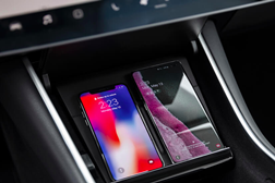 Tesla lança pad de carregamento sem fios de smartphone no Model 3 - Por enquanto apenas disponível nos EUA