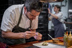Passagem de ano com Alta Gastronomia à beira do Tejo: André Cruz assina menu do Feitoria para uma noite memorável