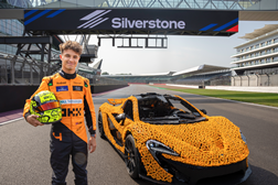 Lando Norris enfrenta o circuito de Silverstone num LEGO Technic™ McLaren P1™ em tamanho real - São 342 817 elementos LEGO Technic e um motor elétrico
