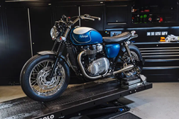 Baixista dos McFly e customizador britânico conquistam 2.º lugar em competição mundial da Triumph