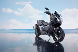 Honda patenteia novo sistema de assistência que pode intervir na direção da moto