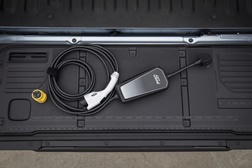 Na Ford os amigos são para as ocasiões - Ford F-150 Lightning™ e Hybrid permitem carregamento de outros veículos