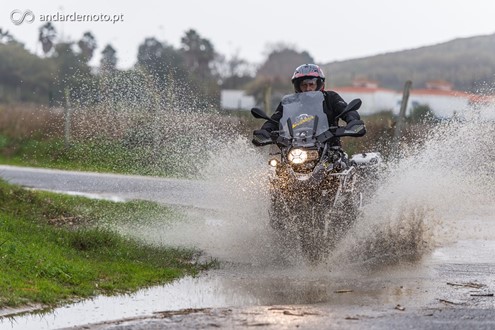 Eu ando de moto mas quando chove…