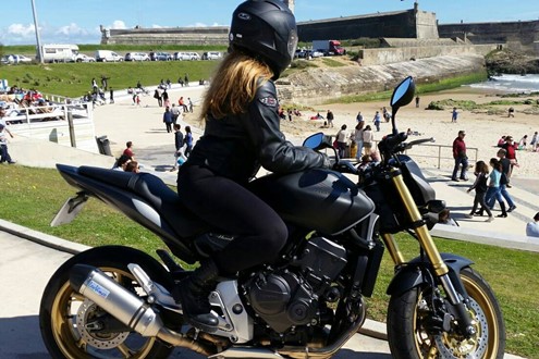 1 Semana. 1 Praia por dia. 2 países. E uma Moto