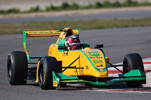 Luís Aguiar pronto para a estreia na Fórmula Renault italiana - Jovem piloto do Porto dá o ‘salto’ para os monolugares após vitórias no karting