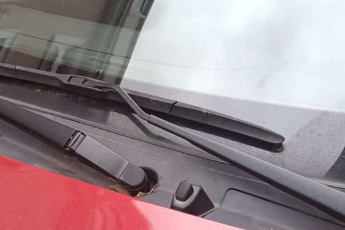 Quatro sinais que indicam que está na hora de trocar as escovas do limpa-para-brisas - Euromaster lembra a importância de verificar e manter as escovas em bom estado