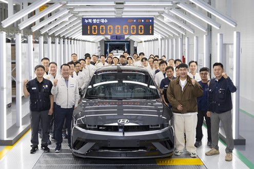 Hyundai atinge 100 milhões de veículos produzidos - A cerimónia de celebração e entrega pessoal de um IONIQ 5