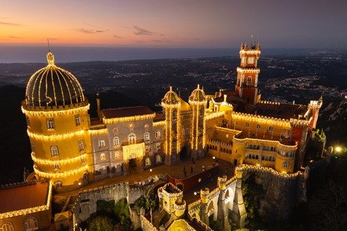 Sintra ilumina-se: Palácio da Pena apresenta percurso inédito com iluminação de Natal - Ao longo do mês de Dezembro com serviço de autocarros entre a vila de Sintra e o Parque da Pena