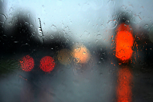 Quatro elementos essenciais a verificar para fazer face às intempéries invernais - Euromaster recomenda a verificação do estado dos pneus, da bateria, escovas e faróis