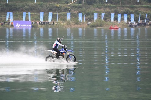 Fundador da ZXMOTO bate recorde do Guinness ao percorrer mais de 40 quilómetros de moto sobre a água