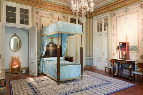Descobertos aposentos do Palácio de Queluz onde D. Carlota Joaquina viveu os últimos dias - Musealização do espaço evoca a memória da monarca com objetos que lhe pertenceram, alguns expostos pela primeira vez