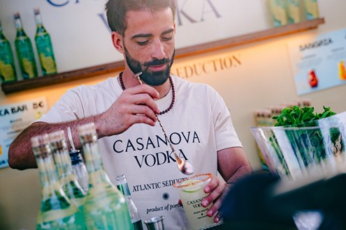 Há uma nova vodka portuguesa: produzida em Alcobaça e inspirada no Atlântico - Casanova Vodka é o mais recente lançamento da Adega Lemos Figueiredo