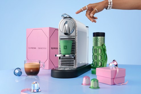 Nespresso x Swarovski: a colaboração que assinala a época festiva - Linha de edição limitada que reúne três novos cafés, uma máquina exclusiva, os icónicos Calendários do Advento 
