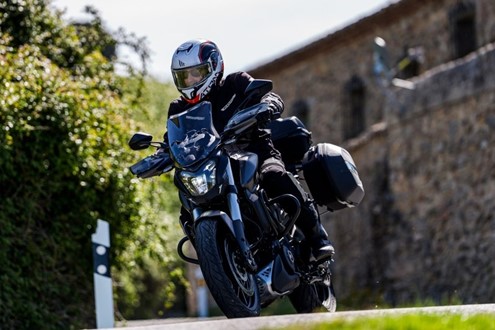 Bajaj e GIVI firmam parceria para campanha de equipamento na moto Dominar 400
