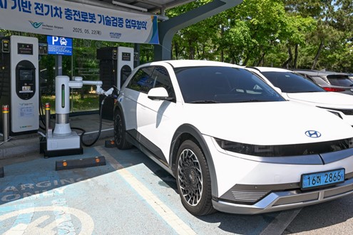Hyundai lança robôs de carregamento automático de veículos elétricos (ACR) baseados em IA - No Aeroporto Internacional de Incheon, em Seul (Coreia do Sul)
