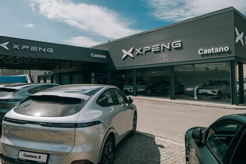 XPENG reforça presença nacional com novo espaço Caetano em Vila Nova de Gaia - Marca quer garantir a cobertura nacional até ao fim do ano