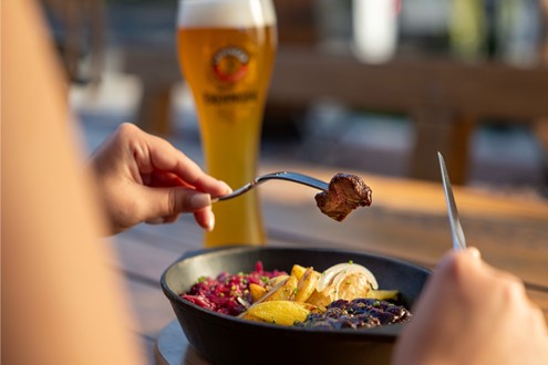 Época da caça chega à mesa do Vila Vita Biergarten com sabores de outono e tradição alemã