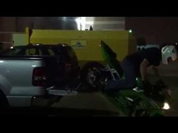 Fechar a Porta Traseira de uma Carrinha com uma Moto