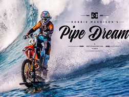 Robbie Maddison surfa as ondas do Taiti aos comandos de uma KTM
