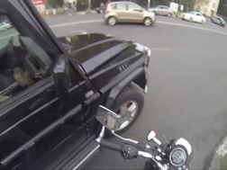 Mulher de moto devolve à força lixo que condutores atiram para o chão