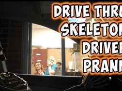 Esqueleto vai a vários serviços drive-in