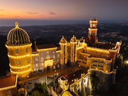 Sintra ilumina-se: Palácio da Pena apresenta percurso inédito com iluminação de Natal - Ao longo do mês de Dezembro com serviço de autocarros entre a vila de Sintra e o Parque da Pena