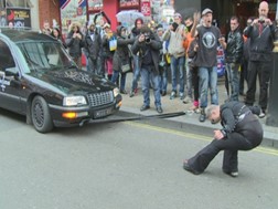 Mulher puxa veículo com o cabelo
