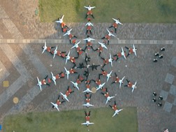 OK Go fazem coreografia com scooters de auto-equilíbrio no videoclip de "I Won't Let You Down"