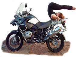 Já pensou usar a sua moto para praticar Pilates?
