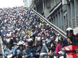 Scooters entopem Ponte de Taipei em Taiwan em hora de ponta